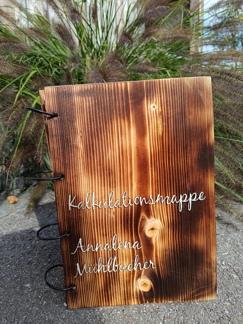 Sonderanfertigung: Mappe mit geflammtem Holzdeckel, Ringbindung und gravierter Aufschrift „Kalkulationsmappe“ mit Namen